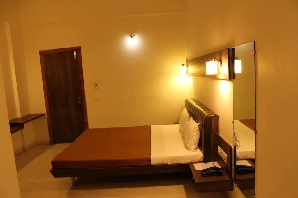 Hotel Grand 3D Bhuj Exterior foto