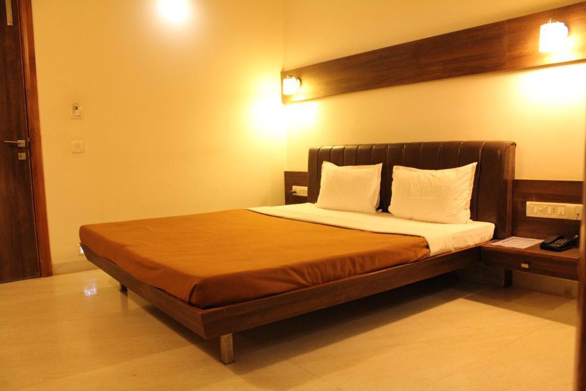 Hotel Grand 3D Bhuj Exterior foto